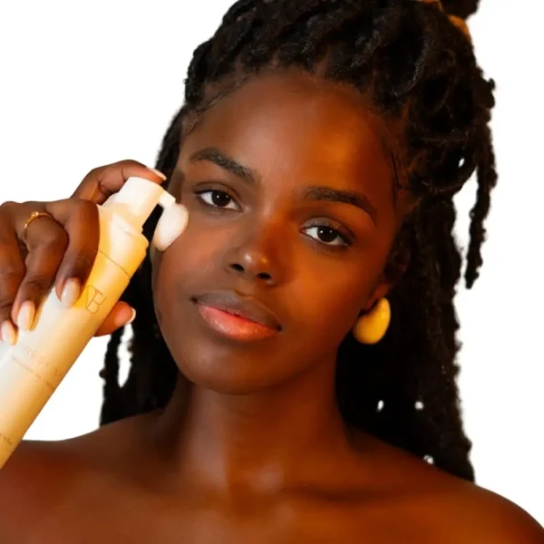 Mulher segurando e aplicando espuma da FRESKINHA Mousse de Limpeza da Nutri Bu Alma no rosto.