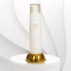 Imagem 2: Frasco da FRESKINHA Mousse de Limpeza da Nutri Bu Alma sobre base dourada decorativa.